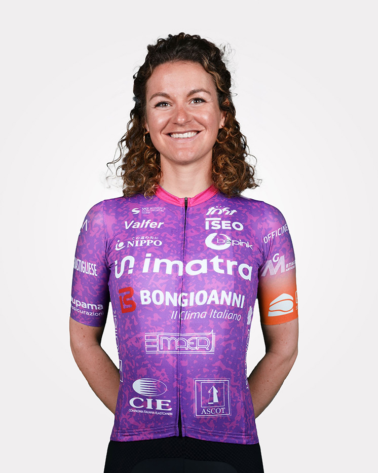 Aileen Schweikart strahlend im Radler-Trikot ihres Teams BePink Bongiono aus Italien