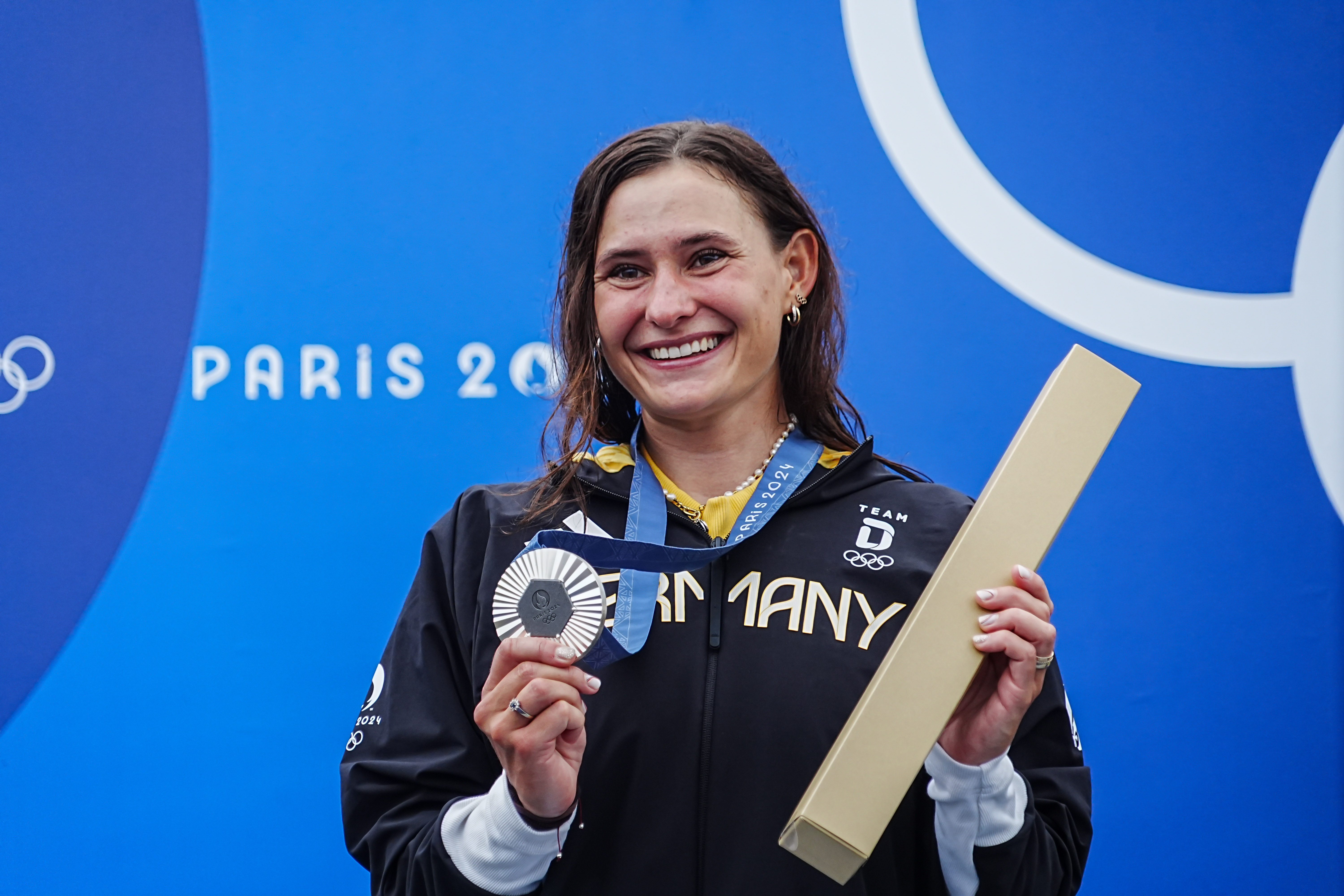 Freudestrahlende Kanutin Elena Lilik mit ihrer Silbermedaille im Einer-Canadier (C1) bei den Olympischen Spielen 2024 in Paris