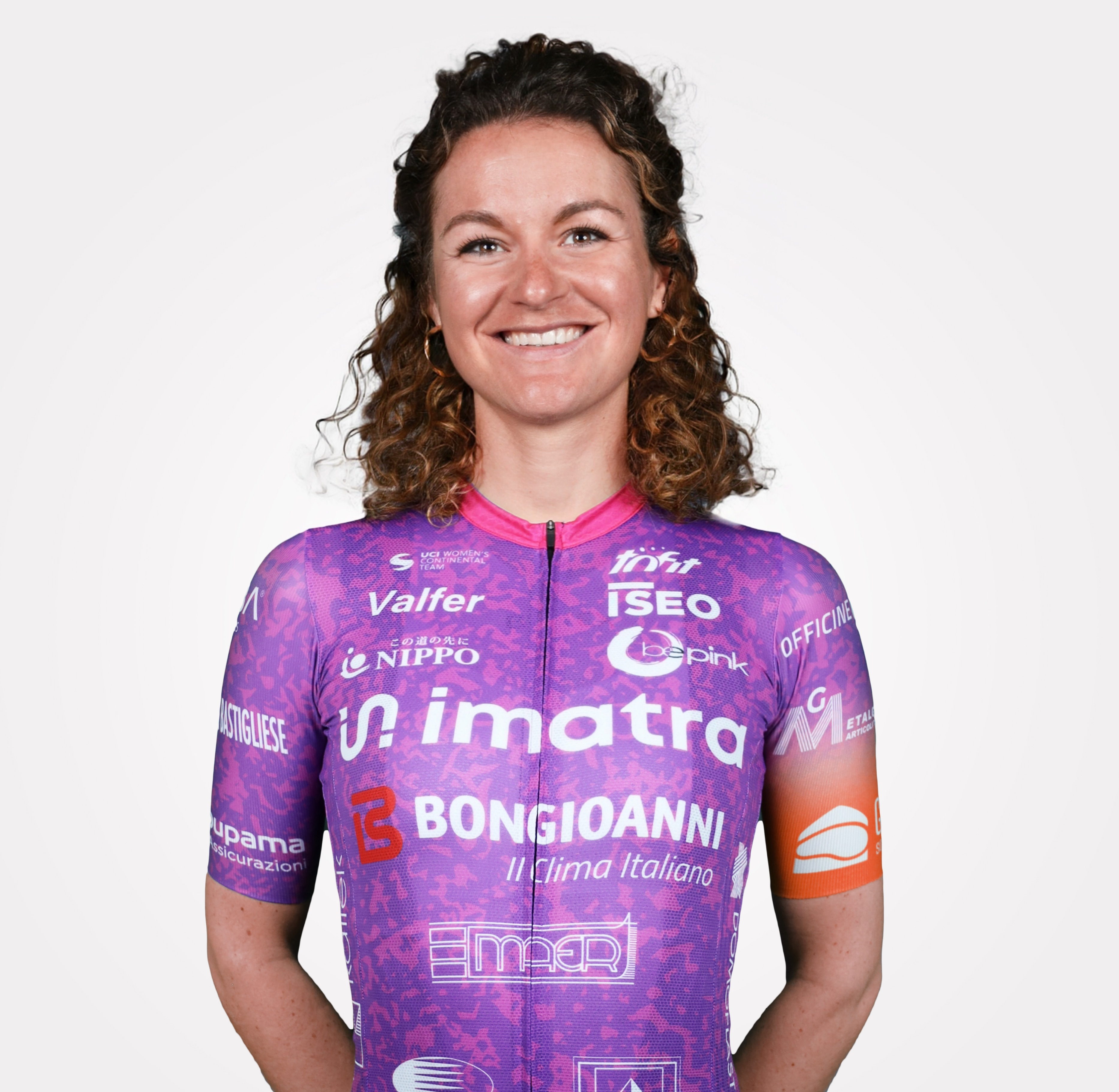 Aileen Schweikart strahlend im Radler-Trikot ihres Teams BePink Bongiono aus Italien