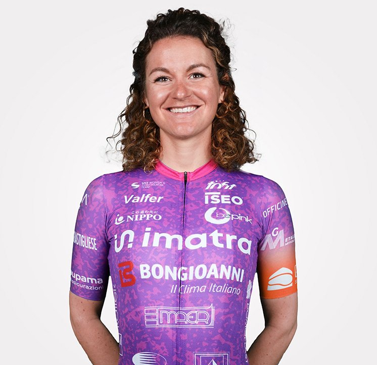 Aileen Schweikart strahlend im Radler-Trikot ihres Teams BePink Bongiono aus Italien