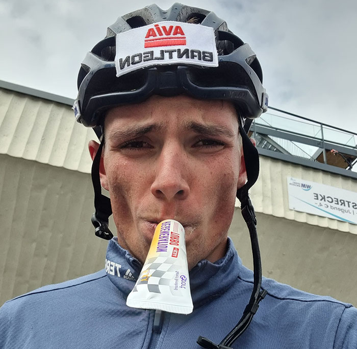 Philipp Lipowitz mit Trinkgel Regenerations-Turbo +BCAA von Sanct Bernhard Sport für nach dem Sport