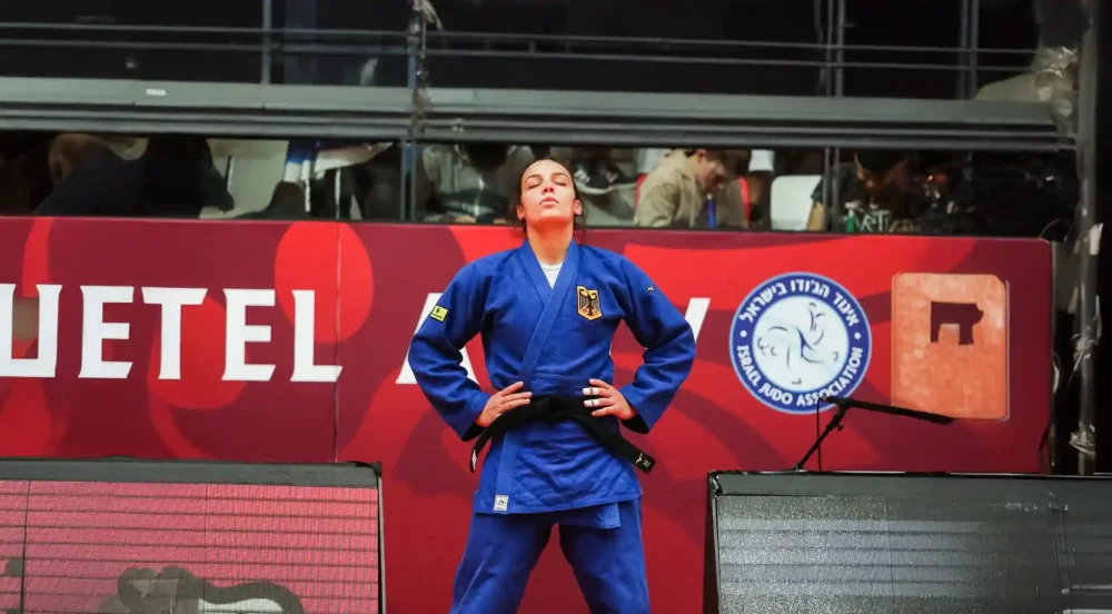 Deutsche Judoka bereitet sich im blauen Anzug auf den Kampf vor