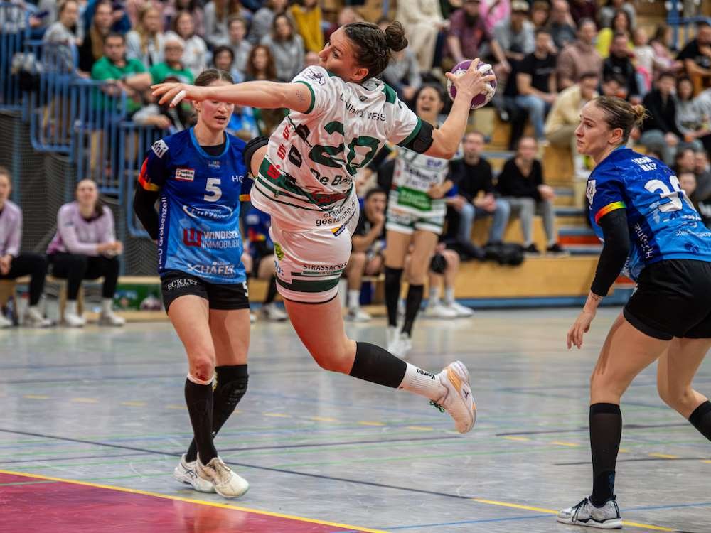 Handballspielerin Frisch Auf Göppingen im Sprungwurf gegen Gegnerin