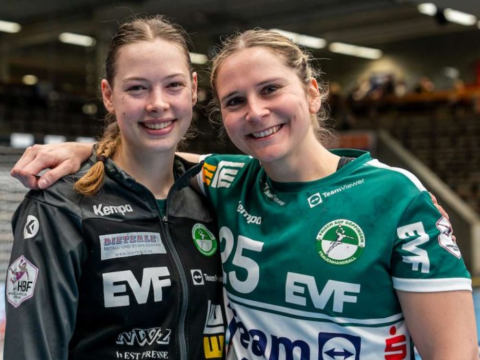 Frisch Auf Frauen: Zwei Spielerinnen posieren nach dem Spiel gemeinsam