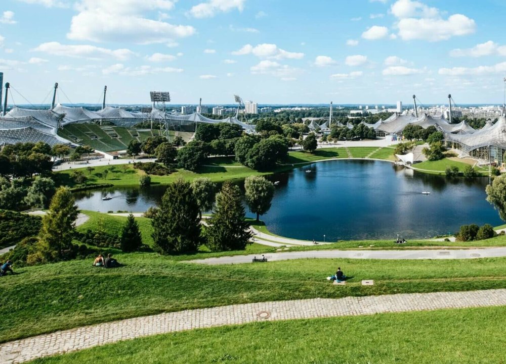 Weitaufnahme Olympiapark Bayern mit grünen Wiesen und Stadion