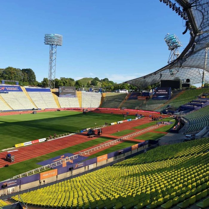 Innenansicht des Olympiastadions München mit Laufbahn und Rasen